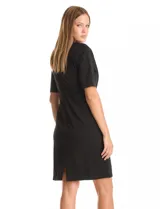 Vestido rojo de crepe, marca Emma & Michele, con cuello a la base y escote entrelazado. Tiene mangas cortas, cierre invisible en la espalda y tajo en el ruedo.