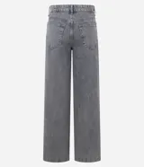 Pantalón de jean color gris lavado, con corte wide leg de piernas amplias y cintura baja. Presenta detalle de tachas metálicas a lo largo de las costuras laterales, cierre frontal con botón y bolsillos funcionales.