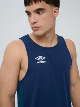 Musculosa deportiva Umbro modelo Lume, color azul marino, con cuello redondo y logo blanco impreso en el pecho.