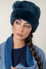 Gorro de borrego azul marino.