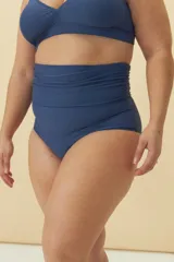 Bombacha de bikini de tiro alto, color negro, con diseño de cintura ancha y drapeada.