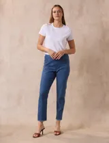 Jegging de tencel azul con pretina elastizada, bolsillos simulados delanteros, bolsillos aplicados traseros y terminación desflecada en el ruedo.