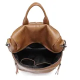 Mochila urbana de diseño versátil, confeccionada en eco cuero color marrón. Cuenta con múltiples compartimentos con cierre frontal, herrajes metálicos y correas ajustables que permiten llevarla como mochila o bolso de hombro.