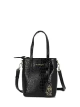 Cartera tipo tote pequeña de Hush Puppies, color negro con textura efecto cocodrilo. Cuenta con doble asa superior, correa larga ajustable y extraíble, cierre superior y dije colgante metálico con el logo de la marca.