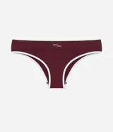 Bombacha tipo bikini de corte clásico, confeccionada en tejido de poliamida texturizado con tecnología seamless. Presenta un diseño liso en color bordó con bordes en contraste color blanco y detalle de logo bordado en el frente.