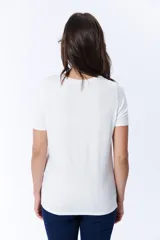 Remera de manga corta con cuello redondo a la base, de corte clásico y color crudo.