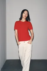 Jersey de punto de cashmere con cuello redondo y manga corta, con terminaciones en rib en cuello, mangas y ruedo.