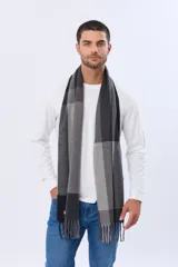 Bufanda de tejido suave con diseño de cuadros en tonos marrones y líneas finas oscuras, terminada con flecos en los extremos.