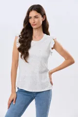 Musculosa blanca con estampado floreado sutil y volados en los hombros, de corte recto.