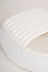 Sandalias negras con plataforma de 5cm y tira ancha con diseño con relieve.