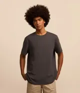 Remera básica de hombre con corte comfort, cuello redondo y manga corta. Confeccionada en tejido de media malla con textura acanalada.