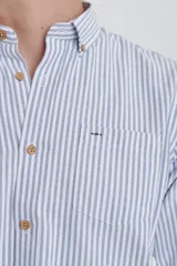 Camisa de manga larga con estampado de rayas verticales finas en tonos gris y blanco. Presenta cuello button-down, bolsillo frontal en el pecho y botones de madera.