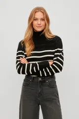 Sweater de punto con cuello polera y diseño de rayas horizontales en contraste. Presenta un corte ajustado al cuerpo y mangas largas con puños acanalados.