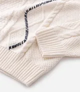 Suéter de cuello redondo y manga larga, confeccionado en tejido de punto con textura de ochos y detalles lineales en contraste. Presenta puños y ruedo acanalados.