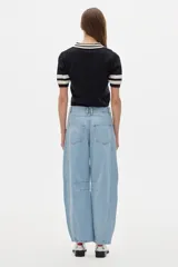 Pantalón jean celeste de corte amplio con bolsillos laterales y traseros.