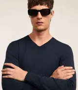 Suéter azul marino de viscosa con cuello en V y mangas largas.