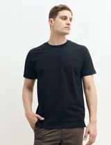 Remera verde militar de manga corta y cuello redondo.