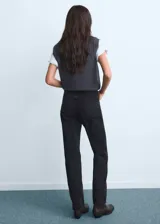 Jean de corte recto y tiro medio, confeccionado en tejido de algodón estilo vaquero, con cierre frontal de cremallera y botón, y diseño de cinco bolsillos.