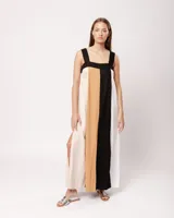 Vestido largo color blanco, beige y negro con breteles y tajos laterales.