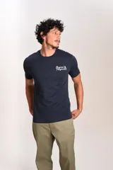 Remera de cuello redondo y manga corta, color azul marino, con logo de la marca estampado en el pecho.