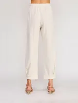 Pantalón holgado de lino color beige de la marca Allie Rose, con tiro alto y pretina elastizada con cordón de ajuste.