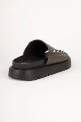 Sandalias negras de tira ancha en símil cuero con apliques de tachas y plataforma de 4cm de alto.