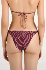 Bombacha de bikini con diseño de estampado animal print en tonos bordó y rosado, con tiras laterales ajustables y detalle de cuentas decorativas en los extremos.