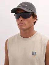 Lentes de sol deportivos modelo Run, con armazón envolvente negro y micas oscuras.