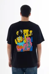 Remera negra de algodón con estampa en la espalda de Maggie Simpson gigante, una torre eléctrica, duendes, rayos y una luna.