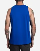 Musculosa azul con pequeño estampado circular en el pecho y diseño sin mangas.