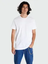 Remera básica blanca de manga corta y cuello redondo, confeccionada en algodón con un pequeño logo bordado a tono en el pecho.
