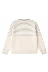 Campera tejida de punto con cierre frontal, cuello redondo y dos bolsillos delanteros. Presenta un diseño bicolor con rayas horizontales en la parte superior y tejido liso en la parte inferior.