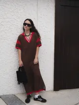 Remerón tejido de punto color azul marino con calados, cuello estilo camisa en verde oscuro con rayas blancas y verdes, y logo bordado en blanco en el pecho.