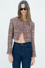 Chaqueta corta de tweed de Zara Woman Collection, en tonos bordó y multicolor, con cuello redondo, manga larga con botones en los puños y cierre frontal cruzado.