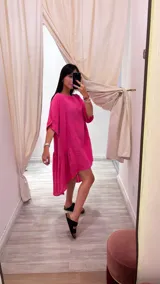 Vestido celeste de lino con corte asimétrico, más corto adelante que atrás, y diseño holgado.