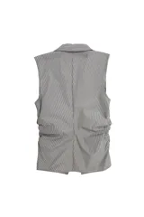 Top sin mangas con cuello camisero, escote en V profundo y detalle fruncido en los laterales. Confeccionado en tejido a rayas.