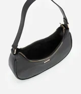 Cartera baguette de cuero sintético marrón, con cierre de cremallera, asa ajustable y detalles metálicos en tono dorado claro.