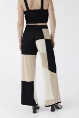 Crop top tejido de punto con escote cuadrado y breteles anchos, de corte ajustado al cuerpo.