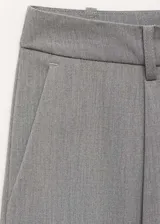 Pantalon de vestir de corte recto y tiro medio, con pinzas frontales, bolsillos laterales y cierre oculto. Presenta un diseño clásico con trabillas para cinturón y bolsillos de ribete en la parte posterior.