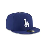 Gorra plana New Era 59FIFTY de Los Angeles Dodgers, color azul con logo bordado en blanco en el frente, parche conmemorativo en el lateral y logo de la MLB en la parte trasera.