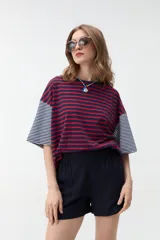 Short azul marino de corte clásico con cintura elástica fruncida y bolsillos laterales.