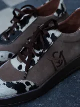 Championes de gamuza color azul marino con estampado animal print en marrón y negro.