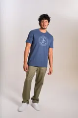 Remera de cuello redondo y manga corta, color azul, con estampado circular en el pecho que incluye el logo de la marca Original Penguin.