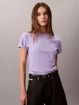 Remera Calvin Klein de manga corta y cuello redondo, color lila, con el logo clásico de la marca en acabado foil en el pecho.