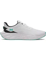 Championes de running Under Armour modelo Ascend, color blanco con detalles en negro y verde. Presentan una entresuela blanca con salpicaduras rosadas y suela verde, confeccionados en malla transpirable con tecnología Charged Cushioning para mayor amortiguación.