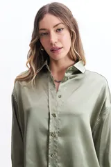 Camisa color verde oliva de manga larga confeccionada en tela satinada.