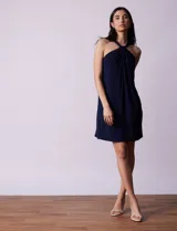 Vestido corto azul marino de seda fría con escote halter entrelazado y abertura en forma de ojal.