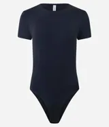 Body de cuello redondo y manga corta, confeccionado en tejido de poliamida con elastano. Presenta un diseño liso y ajustado al cuerpo con cierre en la entrepierna.
