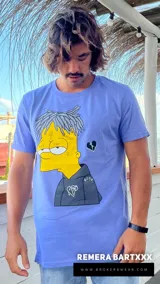 Remera de algodón color lila con estampado frontal de Bart Simpson con estética inspirada en el rapero XXXTentacion.