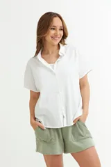 Camisa color verde militar, sin mangas, confeccionada en lino.